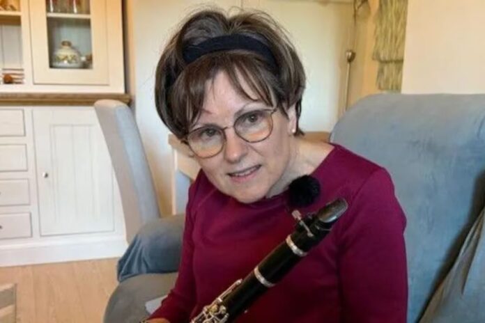 Paciente de Parkinson toca clarinete como guía en su cirugía cerebral Paciente de Parkinson toca clarinete como guía en su cirugía cerebral