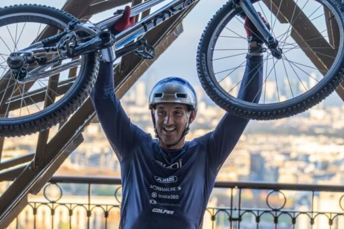 Aurélien Fontenoy bate récord mundial al subir la Torre Eiffel en bicicleta