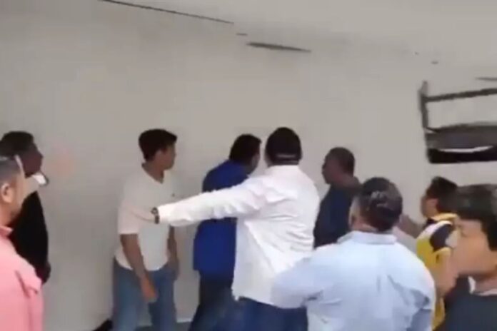 Pelea en el PAN Campeche: Sillazos y golpes marcan elección interna en Hotel Ocean View Pelea en el PAN Campeche: Sillazos y golpes marcan elección interna en Hotel Ocean View