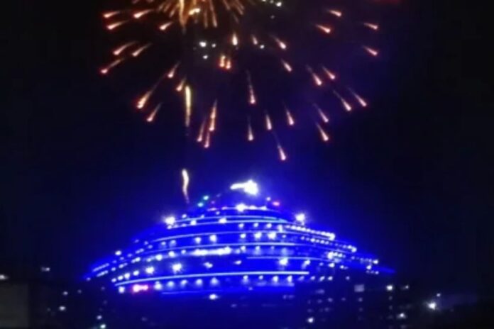 Nicolás Maduro adelanta la navidad con fuegos artificiales desde El Helicoide, el mayor centro de torturas de América Latina