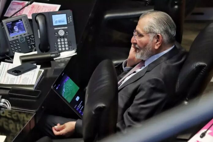 Adán Augusto López captado viendo Barcelona vs. PSG en el Senado: Polémica en plena comparecencia de Hacienda