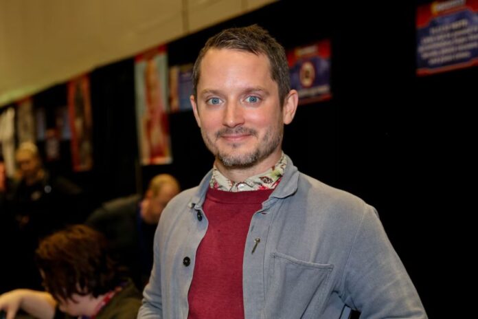 Elijah Wood sorprende pareja al colarse en una boda temática de  Elijah Wood sorprende pareja al colarse en una boda temática de