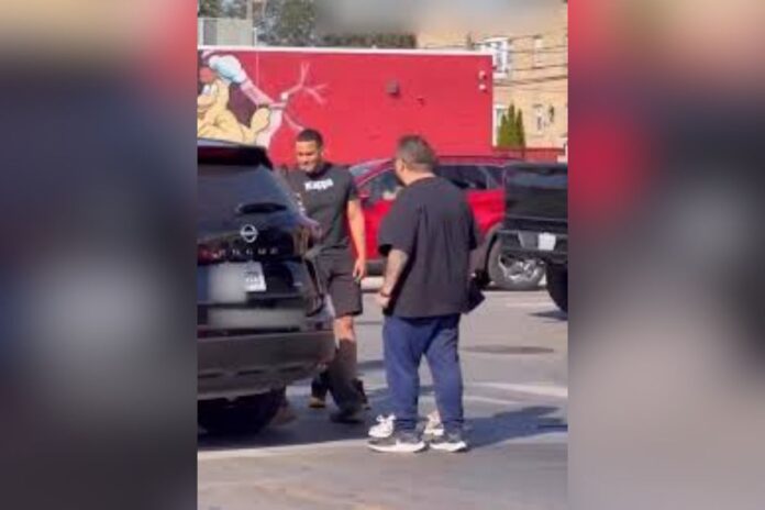 Residente de Chicago defendido por vecinos en supuesta detención de ICE en 63rd y Kostner Ave