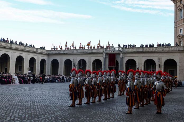 Papa León XIV preside histórico juramento de la Guardia Suiza: Un momento de fidelidad y tradición