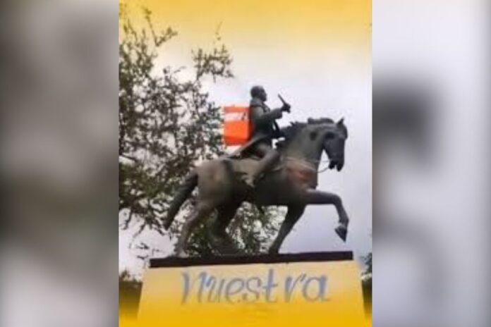 Caja de Rappi en estatua de Simón Bolívar: Polémica en Venezuela por falta de respeto al Libertador