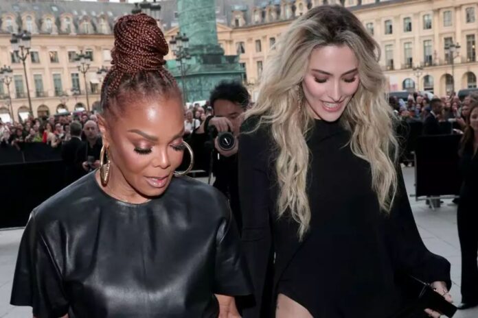 Reencuentro de Paris y Janet Jackson en la Paris Fashion Week: Un abrazo que desmiente rumores