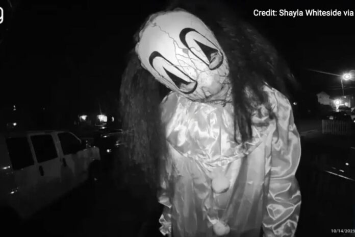 Video aterrador muestra a trío con máscaras de Halloween asustando a familia en Virginia