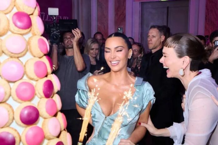 Kim Kardashian celebra su cumpleaños 45 con glamour parisino y el estreno de All's Fair