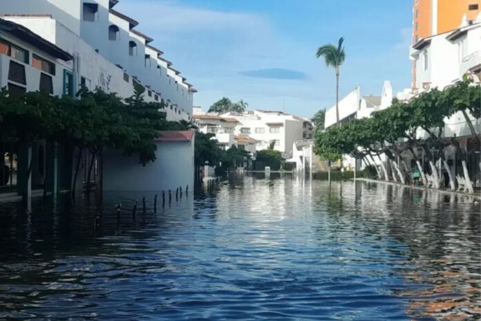 Marea alta en Puerto Vallarta: Cierre de playas con oleaje de 4 metros tras huracán Priscilla