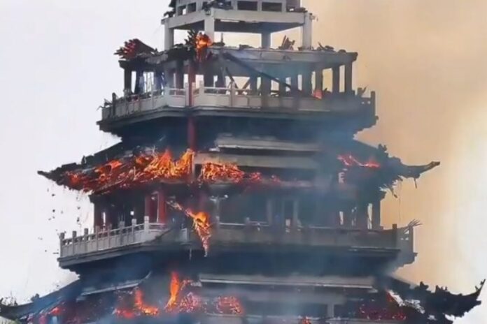 Feroz incendio arrasó con templo histórico de 1.500 años en China