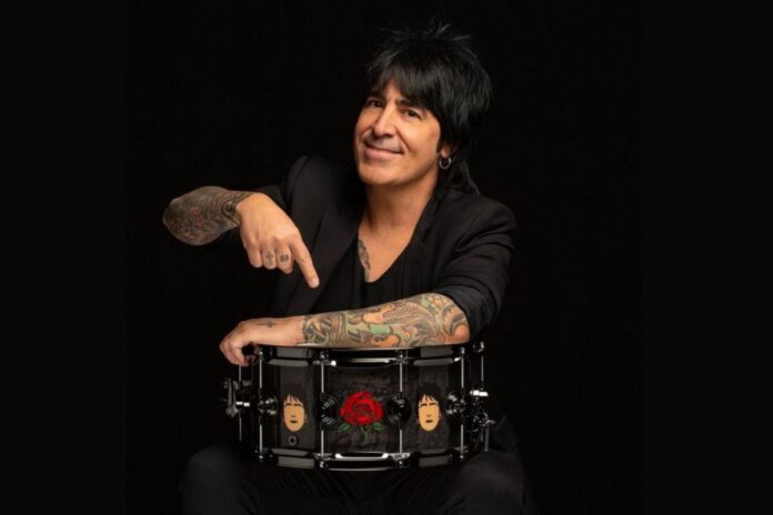 Baterista de Maná sufre caída en concierto