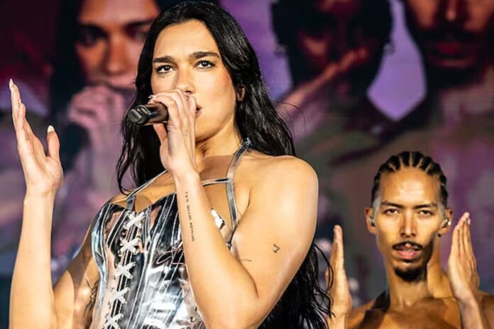 Dua Lipa canta 