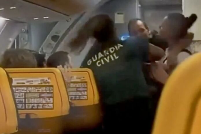 Luchadora de MMA provoca caos en avión: Hiere a dos agentes que intentaron inmovilizarla