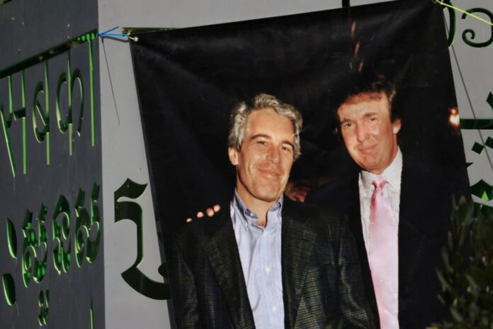 Publican correos de Epstein que afirman que Donald Trump 