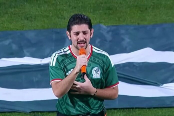 Tony Mils interpreta el Himno Nacional en partido entre México y Uruguay