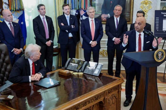 Ejecutivo farmacéutico se desmaya durante plena conferencia en la Casa Blanca