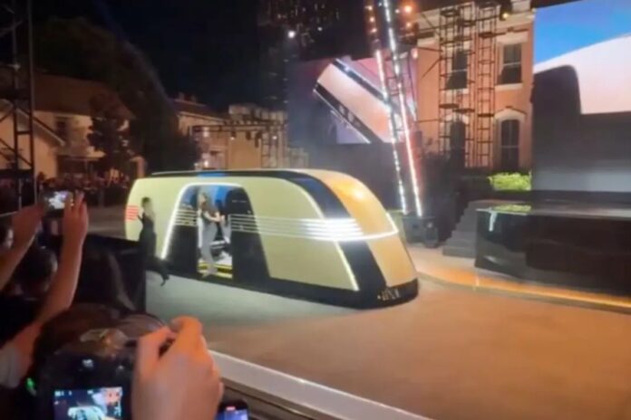 Elon Musk enseña furgoneta que está preparando Tesla