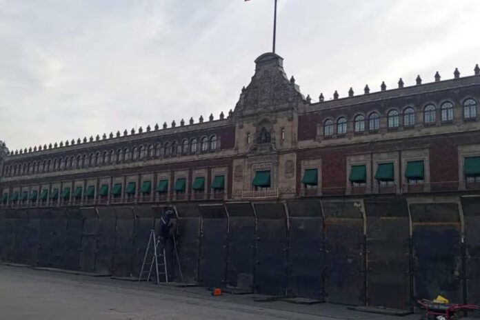 Blindan Palacio Nacional con vallas de tres metros ante marcha de la Generación Z