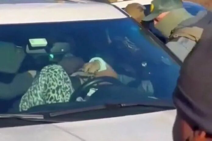 Brutal arresto de ICE provoca ataque epiléptico en migrante