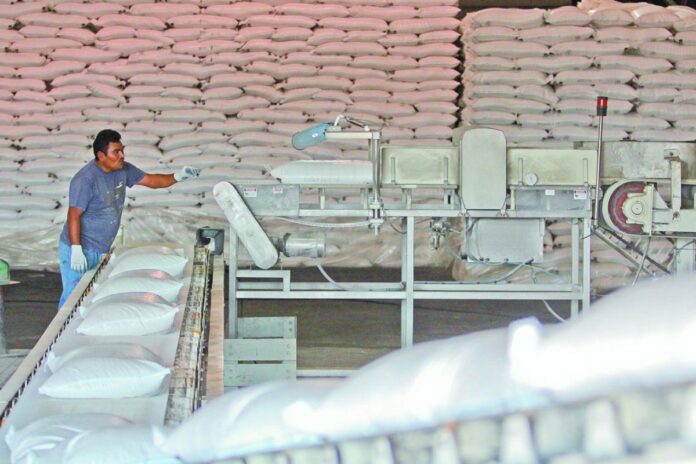 México impone arancel de hasta 210% a importaciones de azúcar