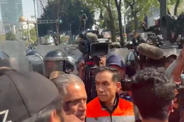 Generación Z choca con barricada policial que impide cruce con marcha por la Revolución Mexicana