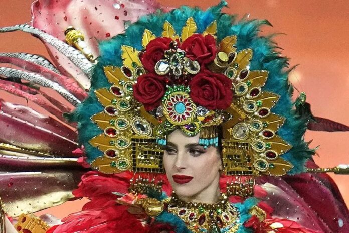 Sorprenden a Fátima Bosch con serenata en Miss Universo 2025