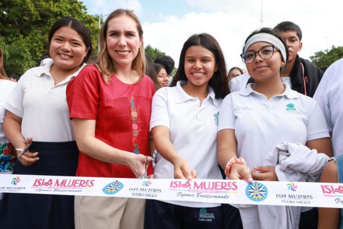 Atenea Gómez inaugura calle de acceso para Colegio en Isla Mujeres