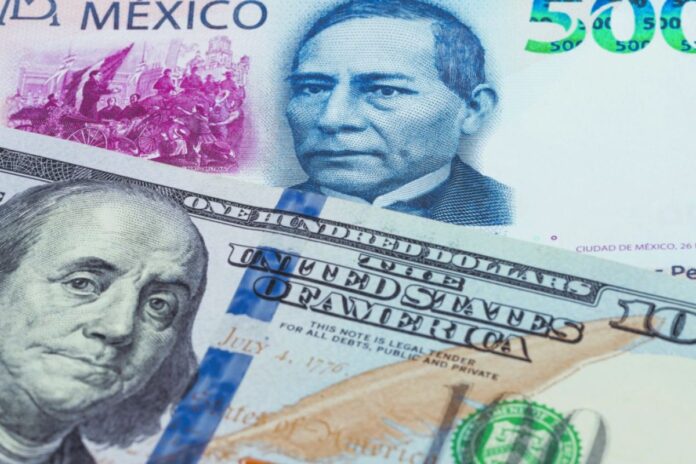 Peso mexicano cede terreno contra el dólar tras tocar su mejor nivel en seis semanas