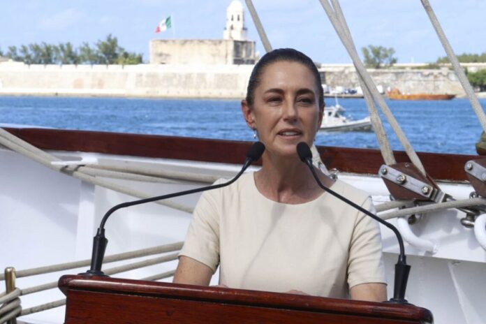 Claudia Sheinbaum rinde homenaje al buque Cuauhtémoc en Veracruz tras accidente en Nueva York