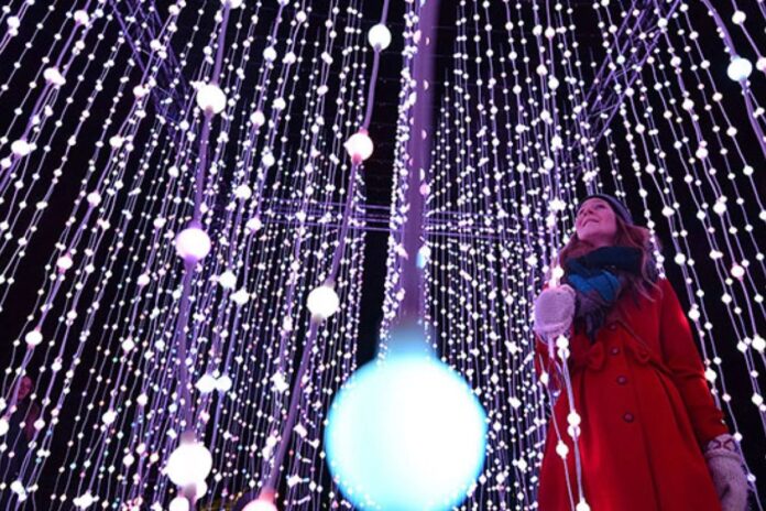 Luces de Navidad encarecen hasta 30% el servicio eléctrico: Consejos para que el bolsillo no haga corto circuito