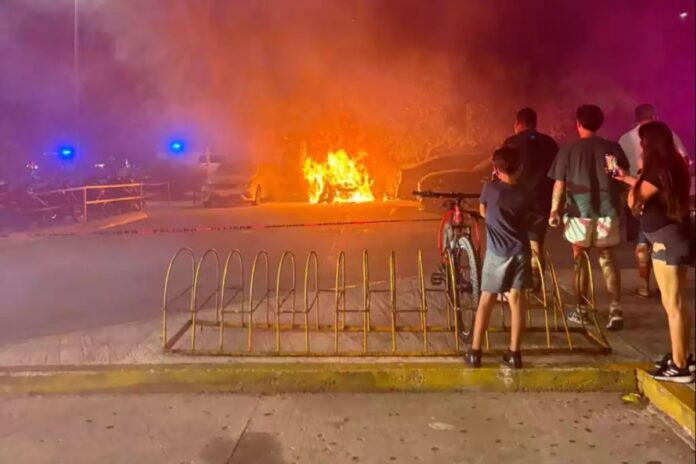 Camioneta se incendió en estacionamiento de Plaza Las Américas en Playa del Carmen