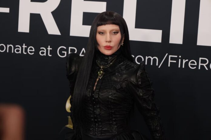 Lady Gaga detiene espectáculo por bailarín que se cayó del escenario