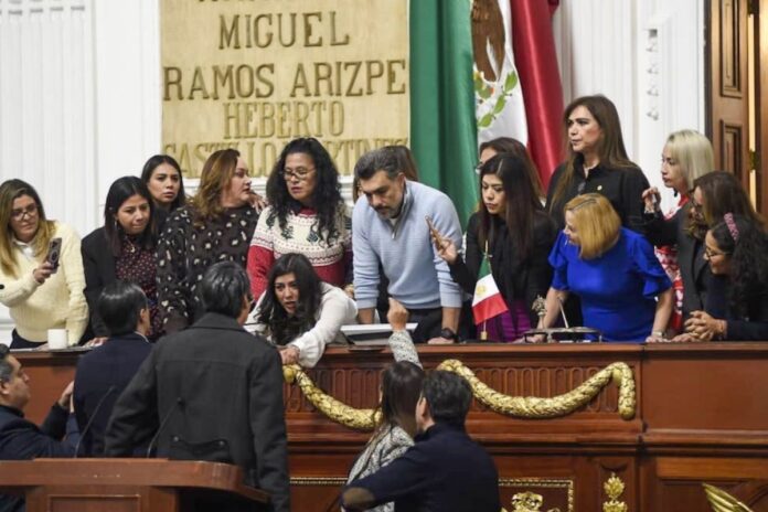 Diputadas de PAN y Morena llegan a golpes y jalones por extinción del InfoCDMX
