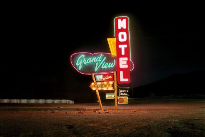 México mágico: Pelea campal afuera de motel va desbloqueando personajes y hasta aparece una carroza fúnebre