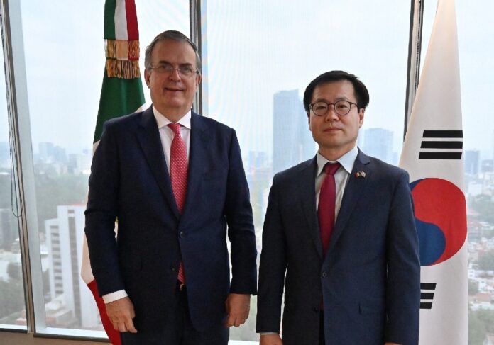 Marcelo Ebrard y el ministro de Comercio de Corea del Sur, Yeo Han-koo, durante su reunión en la Secretaría de Economía en mayo 2026