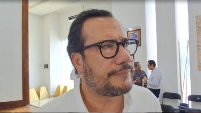 Guillermo Brahms durante conferencia sobre bonos policiales y finanzas de Playa del Carmen.