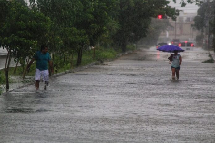 Lluvias y cielo nublado sobre calles de Quintana Roo durante pronóstico de tormentas fuertes.