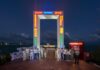 Mara Lezama inaugura el Portal Marítimo de Chetumal, atractivo turístico de la Bahía Gobernadora Mara Lezama y autoridades durante la inauguración nocturna del Portal Marítimo de Chetumal, frente al icónico arco iluminado con el mensaje “Bienvenidos” en múltiples idiomas.