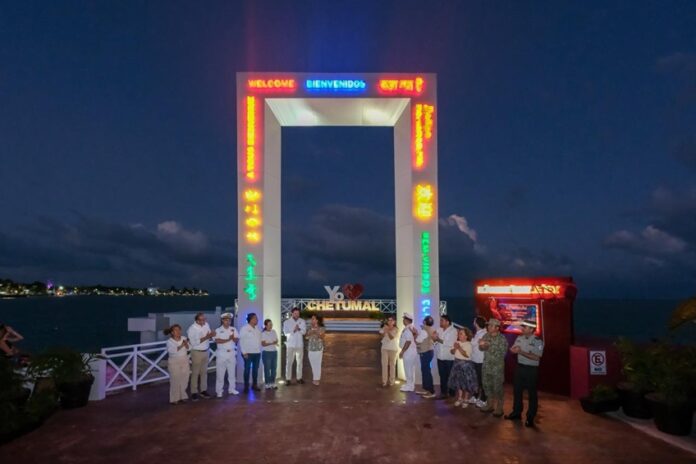 Gobernadora Mara Lezama y autoridades durante la inauguración nocturna del Portal Marítimo de Chetumal, frente al icónico arco iluminado con el mensaje “Bienvenidos” en múltiples idiomas.