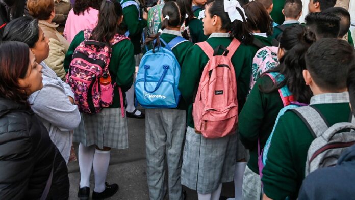 Estudiantes durante ingreso a clases, cumpliendo con el calendario escolar oficial