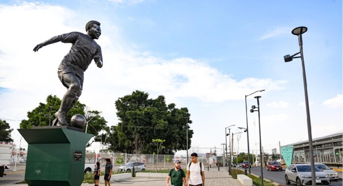 Escultura monumental “La Canarinha” de Pelé frente al Estadio Jalisco en Guadalajara rumbo al Mundial 2026.