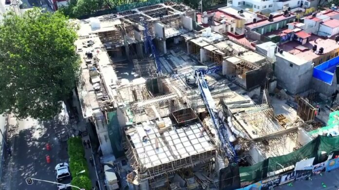 Grúa telescópica desplomada en obra en construcción de la colonia Roma Sur, alcaldía Cuauhtémoc, tras el accidente del 15 de mayo de 2026