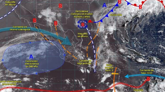 Cielo nublado y nubes de tormenta sobre una playa de Quintana Roo, según pronóstico del SMN para este lunes.