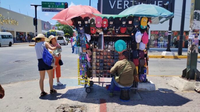 Vendedores ambulantes en el centro turístico de Playa del Carmen.