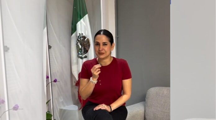 Estefanía Mercado durante declaración sobre bono para policías de Playa del Carmen.