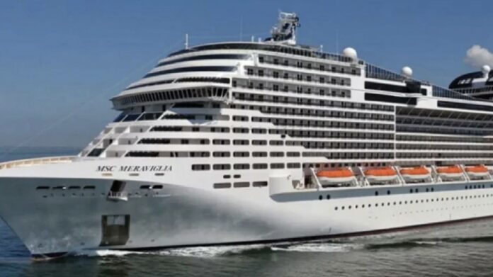 Crucero turístico atracado en Cozumel durante temporada alta de arribos en Quintana Roo.