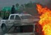 Los Ardillos: claves para entender la nueva crisis de violencia en Guerrero Una camioneta pick-up y un automóvil arden en una carretera de Guerrero tras ataques atribuidos a "Los Ardillos" durante mayo de 2026