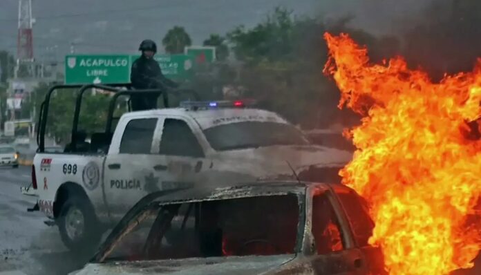 Una camioneta pick-up y un automóvil arden en una carretera de Guerrero tras ataques atribuidos a 