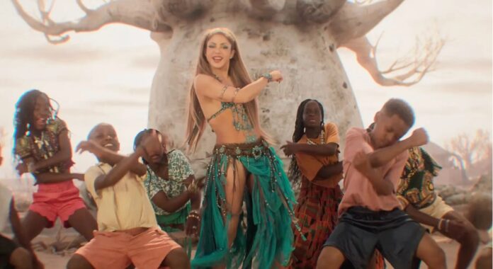 Shakira y los niños del grupo Ghetto Kids de Uganda durante una escena del video oficial de “Dai Dai”, canción del Mundial 2026.