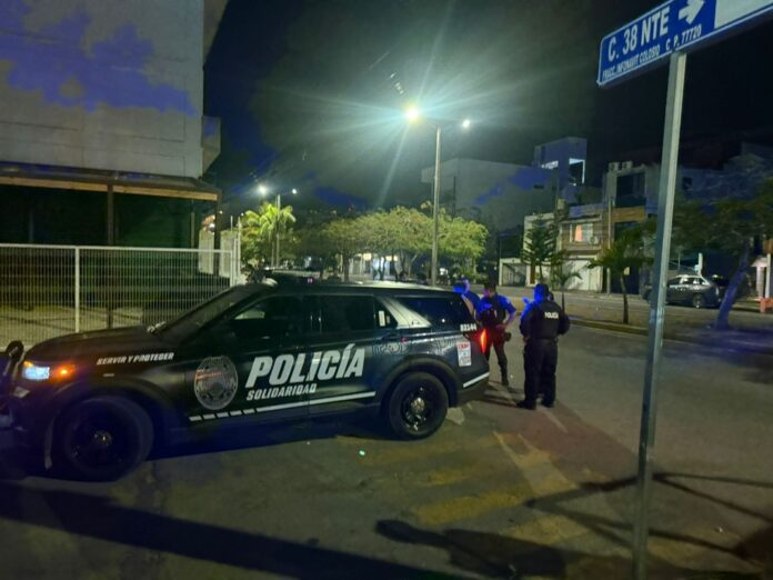 Policías y vecinos en la colonia Zazil-Ha tras rescatar a una mujer argentina en Playa del Carmen.